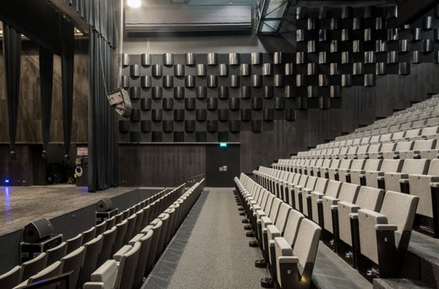 Zijzicht van de zaal