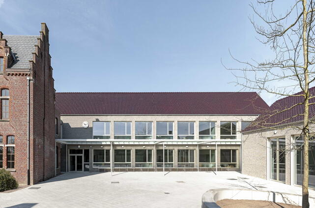 Vooraanzicht schoolgebouw