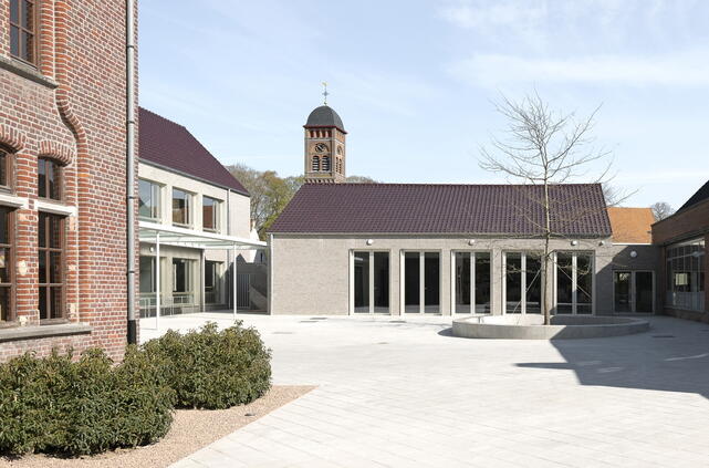 Zijaazicht schoolgebouw