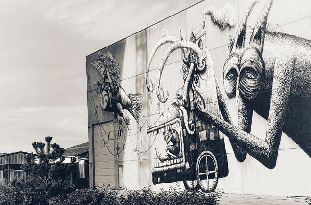 Voorzijde met grafietiekunstwerk