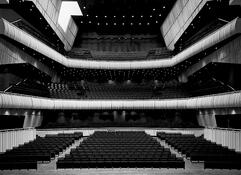 zicht vanop podium naar zaal