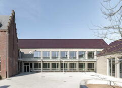 Vooraanzicht schoolgebouw