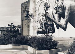 Voorzijde met grafietiekunstwerk