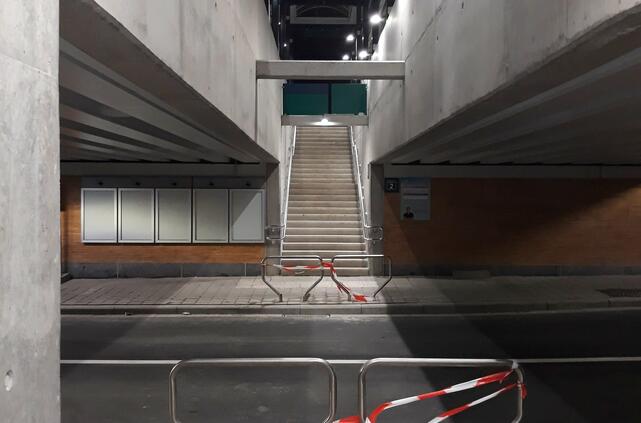 zicht op helling naar perron