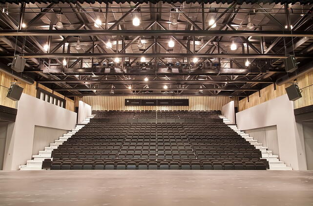 Zicht zaal vanop podium