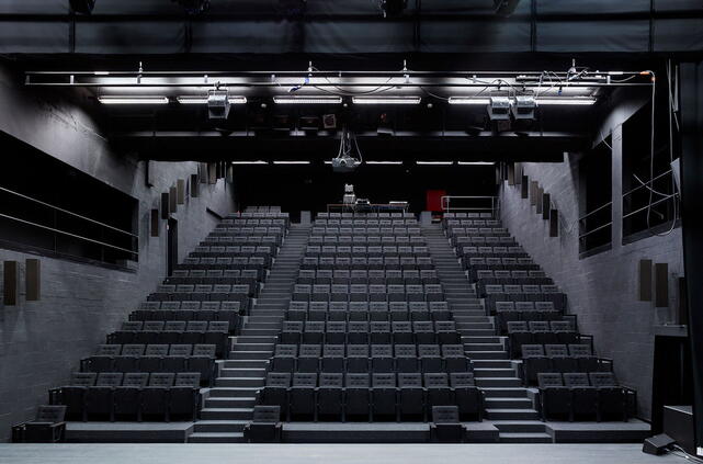 Zicht zaal vanop podium