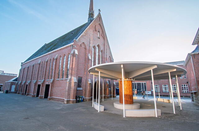 Buitenaanzicht met luifel