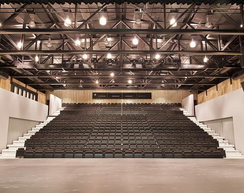 Zicht zaal vanop podium