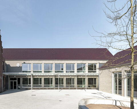 Vooraanzicht schoolgebouw