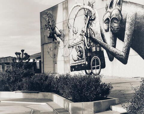 Voorzijde met grafietiekunstwerk