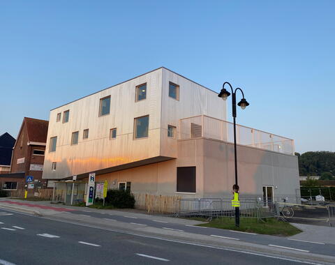 Voorgevel van de school