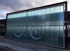 wand met fiets