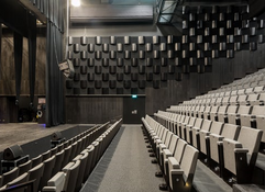 Zijzicht van de zaal